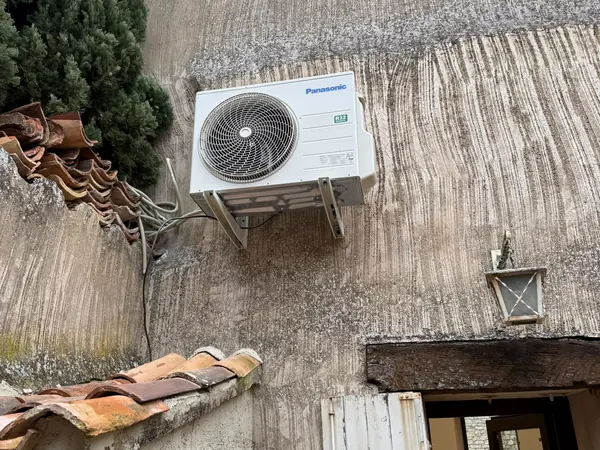 Un technicien remplit un devis détaillé à la main avant de commencer les travaux