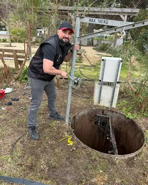 Technicien Vincent Services casqué, en intervention sur une installation