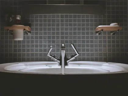 Salle de bains équipée d'un mitigeur neuf après intervention