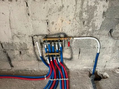 Collecteur sanitaire et tubes PER posés dans un mur