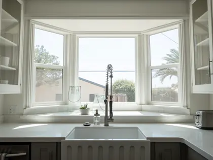 Évier de cuisine raccordé et mis en eau