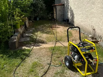 Hydrocureur haute pression en action sur un réseau enterré