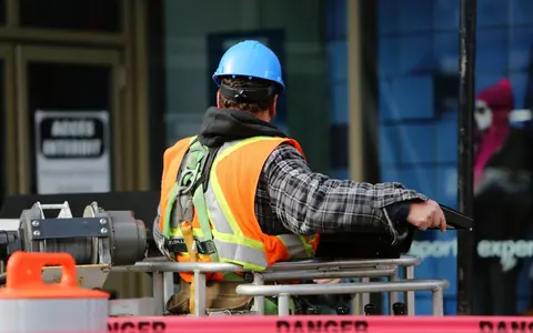 Technicien casqué en intervention sur un chantier sécurisé