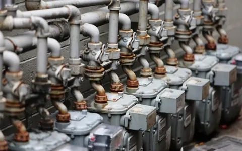 Ensemble de compteurs et de tuyauteries d'une installation technique
