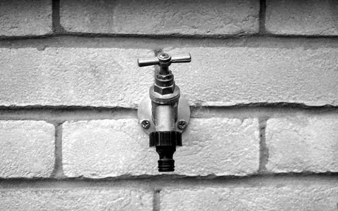 Robinet extérieur sur un mur, point de contrôle d'une recherche de fuite